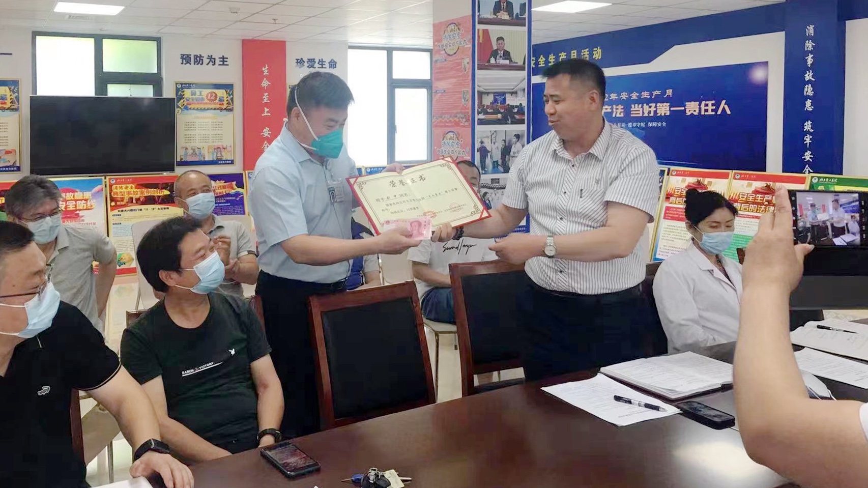 該出手時(shí)就出手，劉申在電力醫(yī)院被授予“見(jiàn)義勇為”榮譽(yù)稱號(hào)